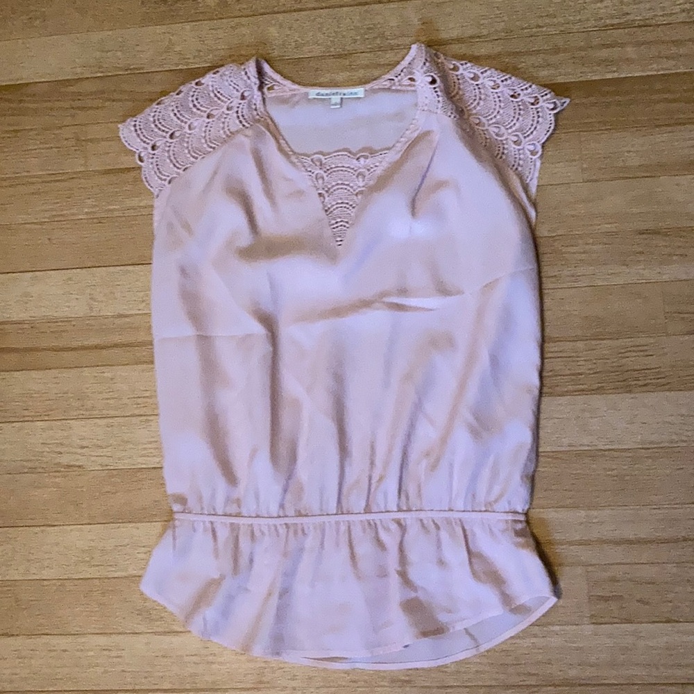 Daniel Rainn Top. Sz small